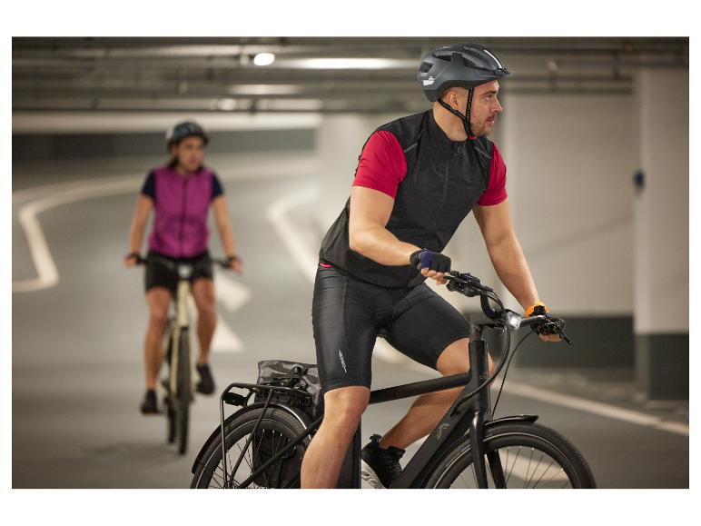 Dvaja cyklisti na elektrických bicykloch, jeden s prilbou.