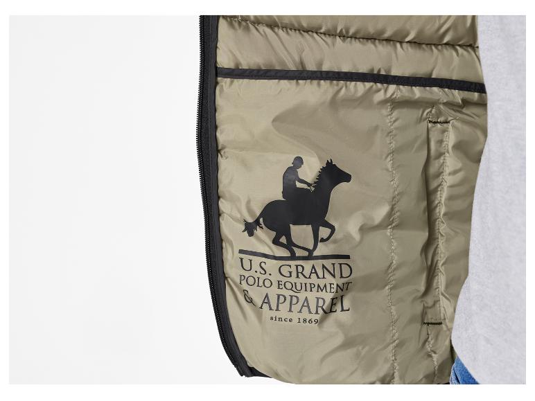 Detail zeleného kabáta U.S. Grand Polo Equipment & Apparel s jazdcom na koni.