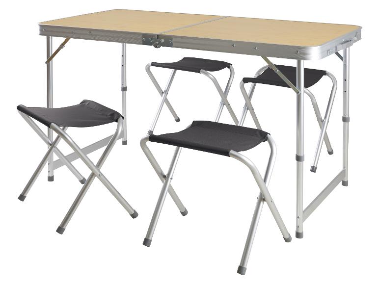 Skladací kempingový stôl so štyrmi stoličkami, svetlé drevo a hliník.