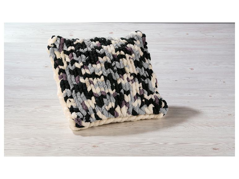 Ručne pletený vankúš v sivej, čiernej a krémovej farbe.