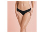 Žena nosí čierne bikiny.