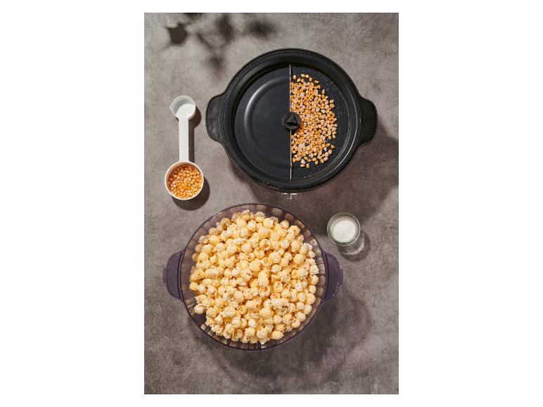 Popcorn v miske, kukuričné zrná v popcornovači a odmerka.