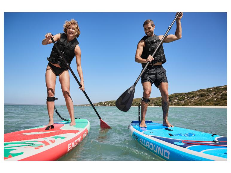 Dve osoby na nafukovacích paddleboardoch, červenom Exotic a modrom Aqua Marina Allround.