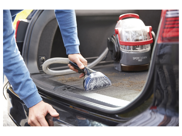 Čistenie auta vysávačom SpotClean Pro.