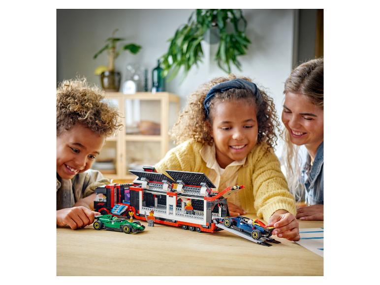 Deti a dospelý sa hrajú so stavebnicou LEGO Speed Champions.