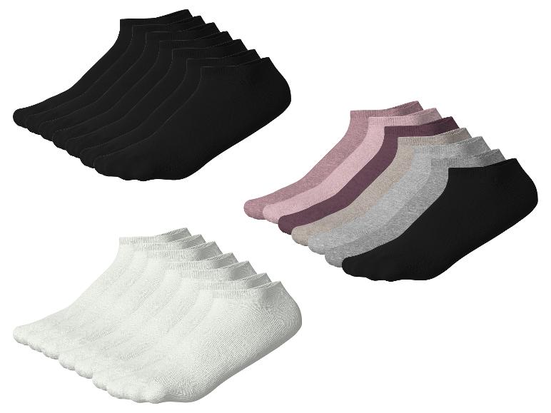 Sada členkových ponožiek v čiernej, bielej a rôznych odtieňoch ružovej a sivej.