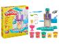 Súprava Play-Doh Rainbow Swirl Ice Cream Playset so strojom, príslušenstvom a 5 téglikmi modelovacej hmoty.