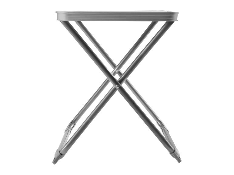 Skladací stolík a stolička z šedého kovu.