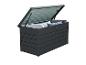 Tmavosivý vonkajší úložný box s otvoreným vekom, plný vankúšov a prikrývok.