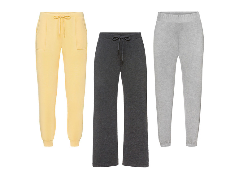 Tri teplákové nohavice v rôznych farbách.