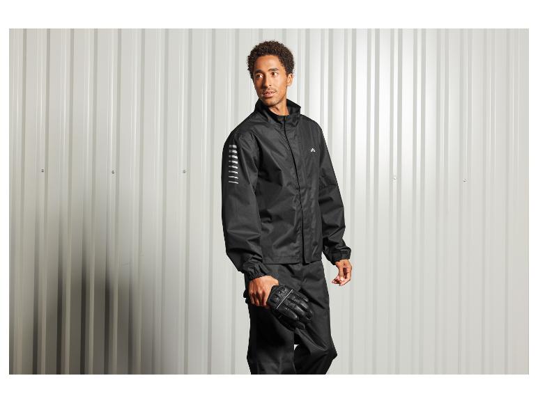 Muž v čiernej bunde, nohaviciach a rukaviciach.