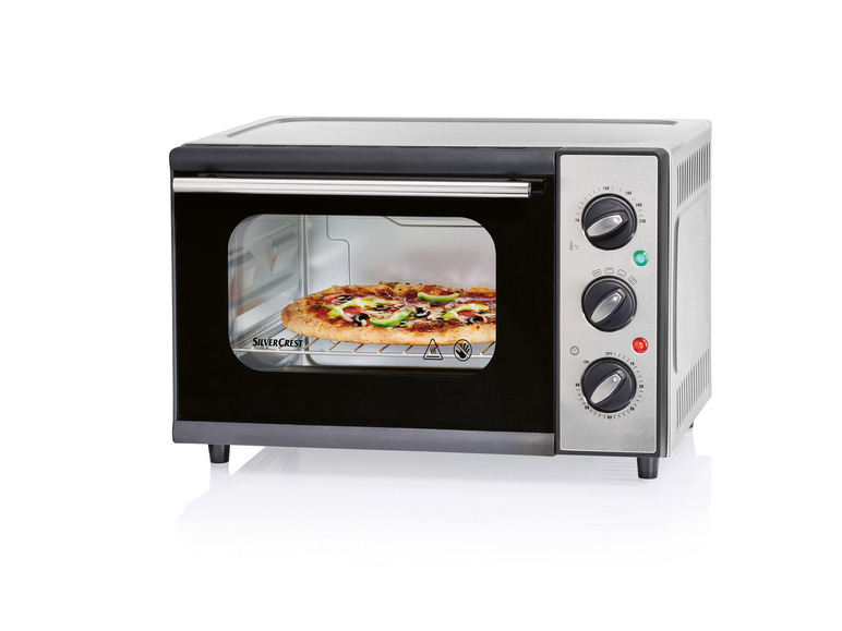 Čierna a strieborná rúra Silvercrest s pizzou vo vnútri.