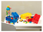 LEGO úložné boxy v červenej, žltej a modrej farbe s LEGO figúrkami a kockami.