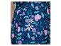 Modrá bunda s kvetinovým vzorom.