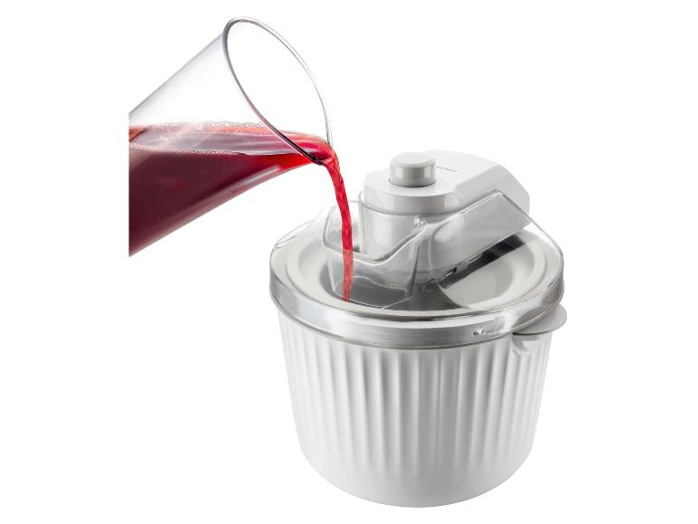 Biely Cuisinart zmrzlinový stroj s červenou tekutinou, ktorá sa doňho naleje.