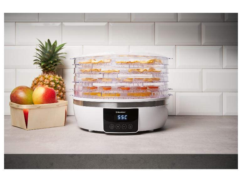 Odvlhčovač potravín SilverCrest s ovocím na táckach.