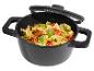 Čierny hrniec s cestovinami a zeleninou, s otvorenou pokrievkou