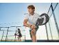 Muž a žena hrajúci padel vonku, muž drží padelovú raketu.