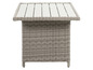 Wicker stôl s drevenou doskou.