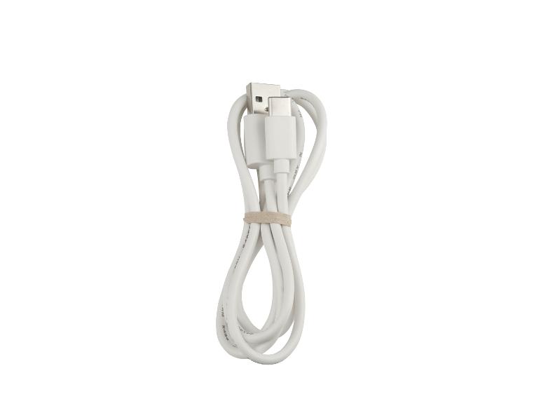 Biely nabíjací kábel USB-A na USB-C, zviazaný gumičkou.