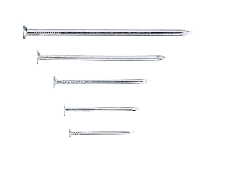 Päť rôznych klincov v rôznych veľkostiach.