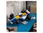 Pretekárske auto Lego Williams-Renault FW14B na modrom stole, s minifigúrkou.