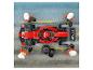 LEGO Ferrari Formula 1 auto s posádkou v boxoch.