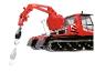 Červený snežný skúter PistenBully 600 s žeriavom a hákom.