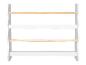 Biela nástenná polica s tromi policami a drevenými tyčami