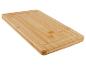 Obdĺžniková bambusová doska na krájanie s prehĺbeným povrchom.