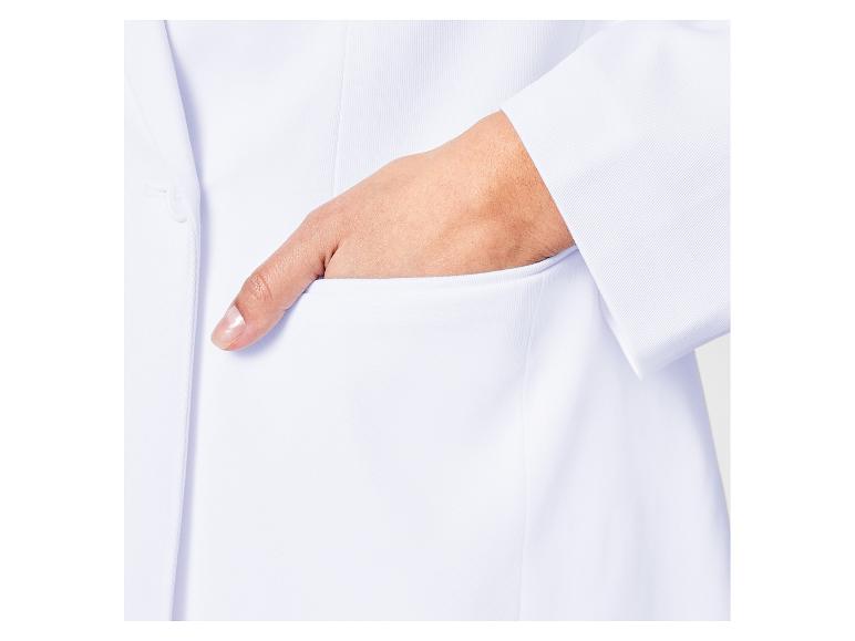 Biely lekársky plášť s vreckami.