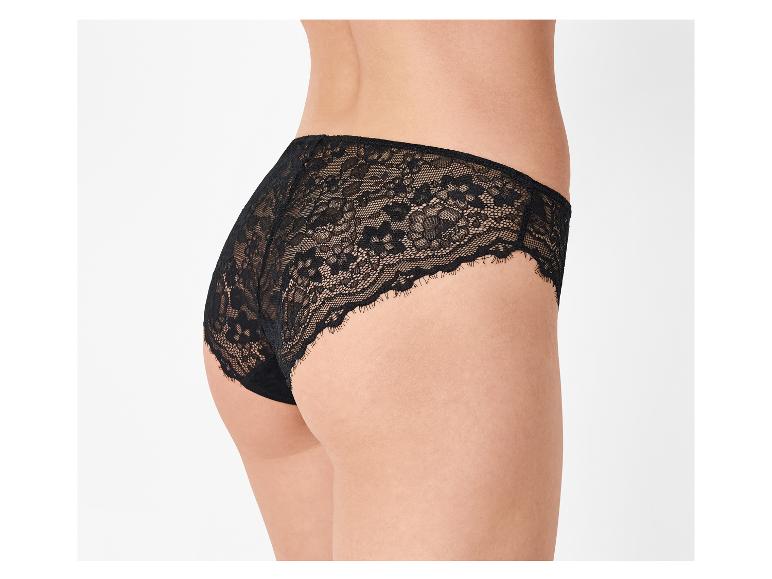 Čierne čipkované nohavičky na modelke, bočný pohľad.