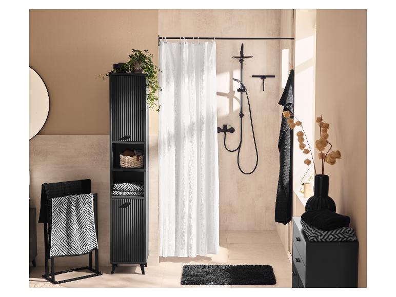 Štýlová kúpeľňa s moderným čiernym nábytkom a sprchovacím kútom LIVARNO home.
