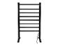 Čierny, elektrický vešiak na uteráky s ôsmimi horizontálnymi tyčami a napájacím káblom.