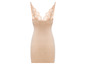 Béžová slipdress s čipkovaným detailom.