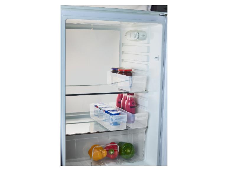 Vnútro chladničky s džemami, jogurtmi, smoothies a paprikami v priehľadných nádobách.
