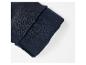 Detailný pohľad na tmavomodrú pletenú látku a flísovú podšívku.