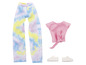 Tie-dye nohavice, ružový top a biele tenisky pre bábiku.