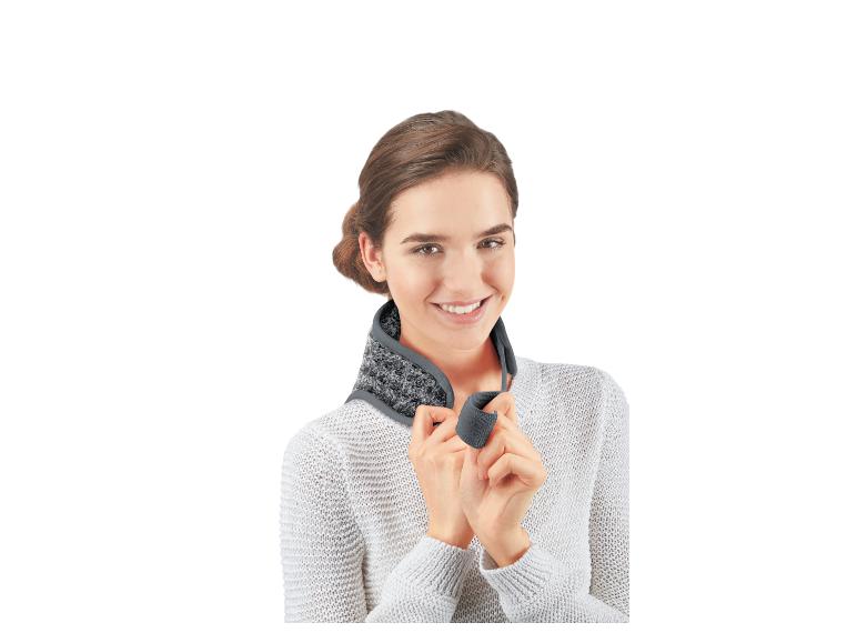 Usmievajúca sa žena s sivým golierom na krku.