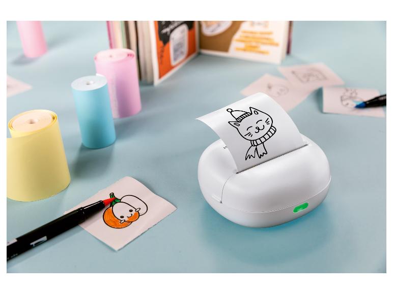 Mini fototlačiareň, fixky a farebný papier na kresby v kawaii štýle.
