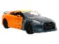 Oranžové a sivé hračkárske auto Nissan GT-R s motívom Naruto.