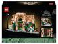 LEGO súprava kaviarne s názvom „Café Fleur“ s vonkajším sedením, pouličnou lampou a detailným interiérom.