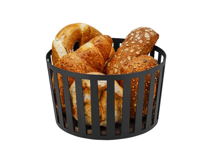 Košík s pečivom, praclíkom, croissantmi a celozrnnými žemľami.