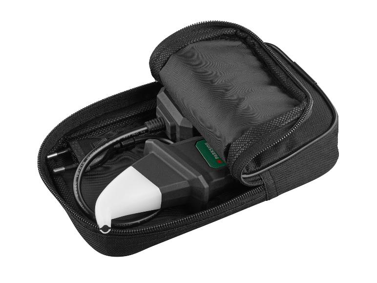 Čierna taška Parkside so zástrčkou, káblom a adaptérom.