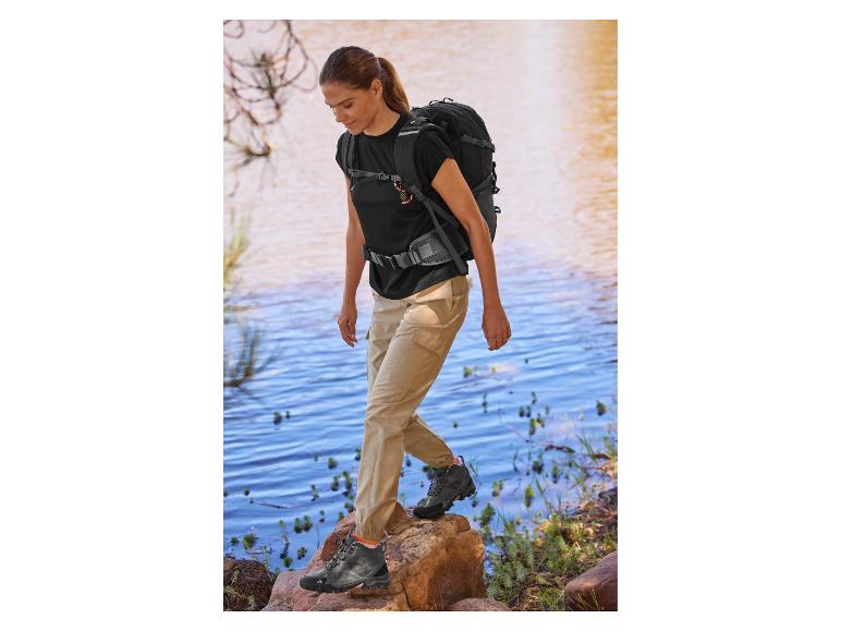 Žena na túre s batohom a turistickými topánkami.