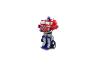 Červená a modrá transformujúca sa hračka Optimus Prime na bielom pozadí.