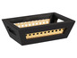 Čierny drevený kôš s prúteným vnútorným dielom.