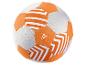 Oranžovo-biela futbalová lopta s geometrickými vzormi