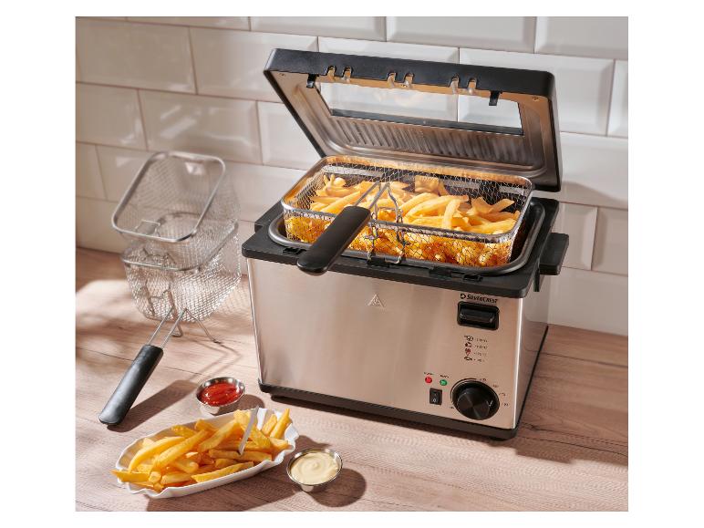 Fritéza SilverCrest s hranolkami a omáčkami na drevenej doske