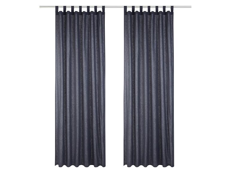 Dve tmavosivé zatemňujúce závesy v minimalistickom štýle.